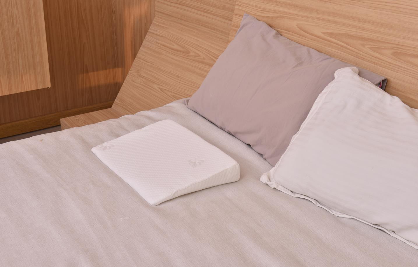 Nuvino DreamSlope™ – Atmungsaktives Memory-Kissen